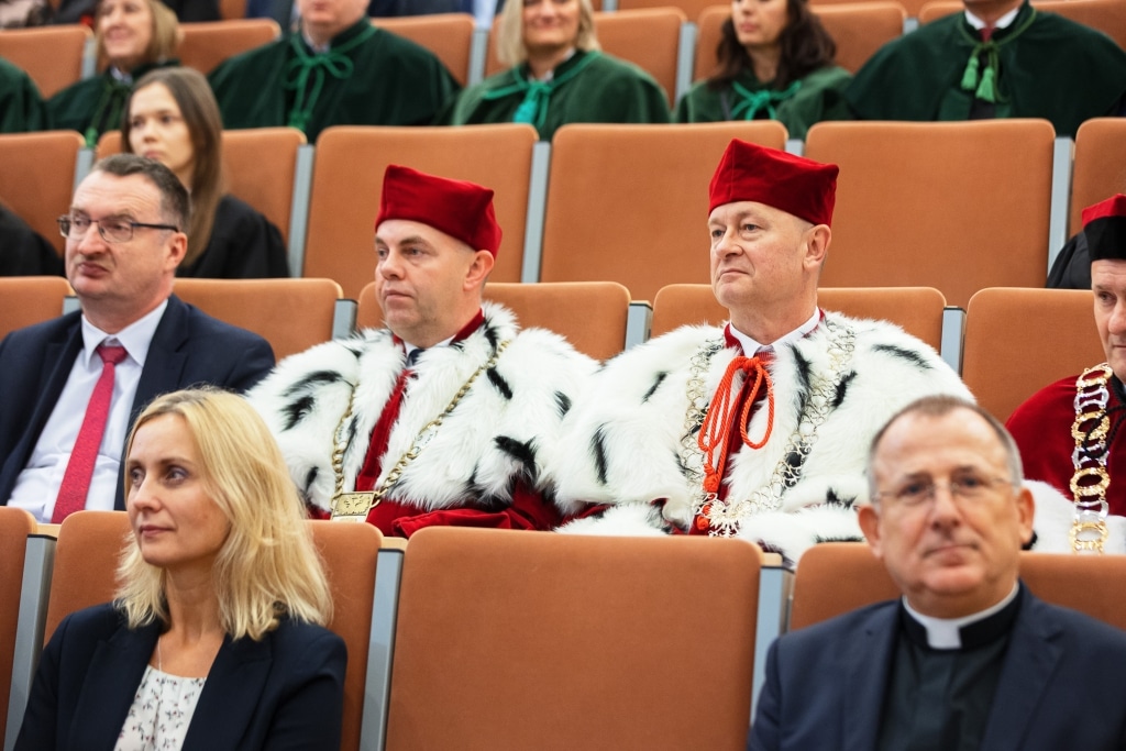 Uroczysta inauguracja roku akademickiego z profesorami w togach
