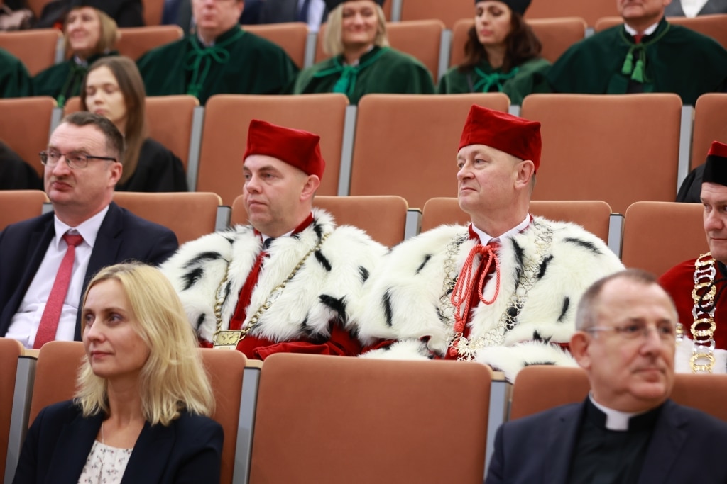 Inauguracja Roku Akademickiego: portret profesorów w togach.