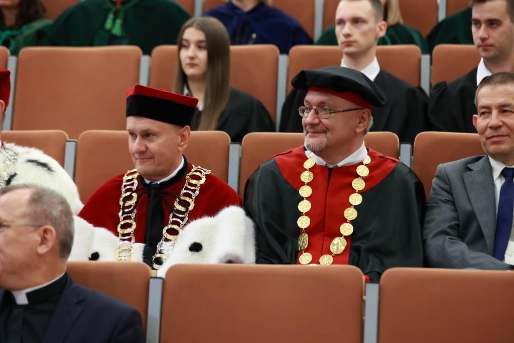 Uczestnicy inauguracji roku akademickiego w togach i biretach.