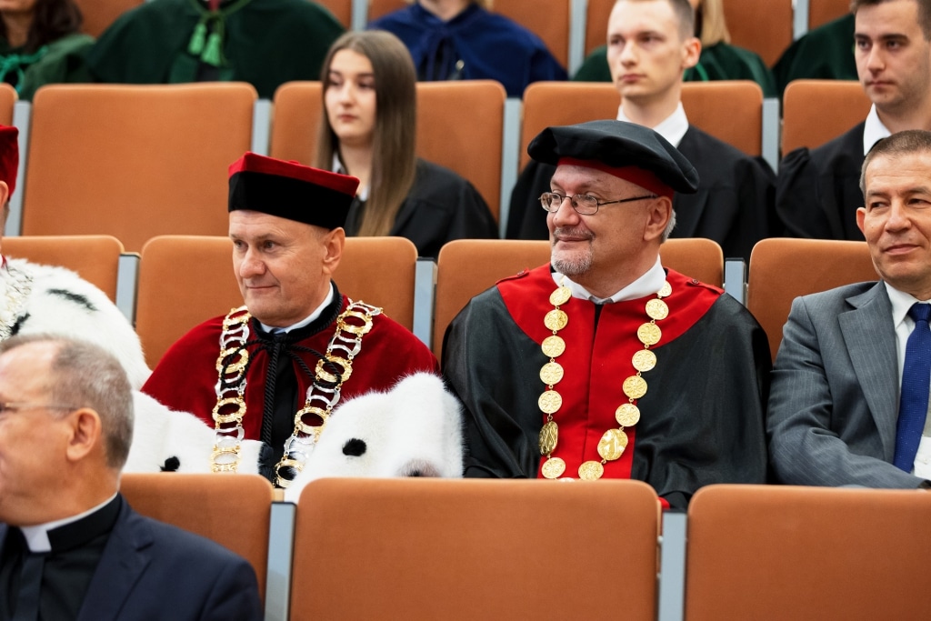 Inauguracja Roku Akademickiego: Profesorowie w togach siedzą w audytorium