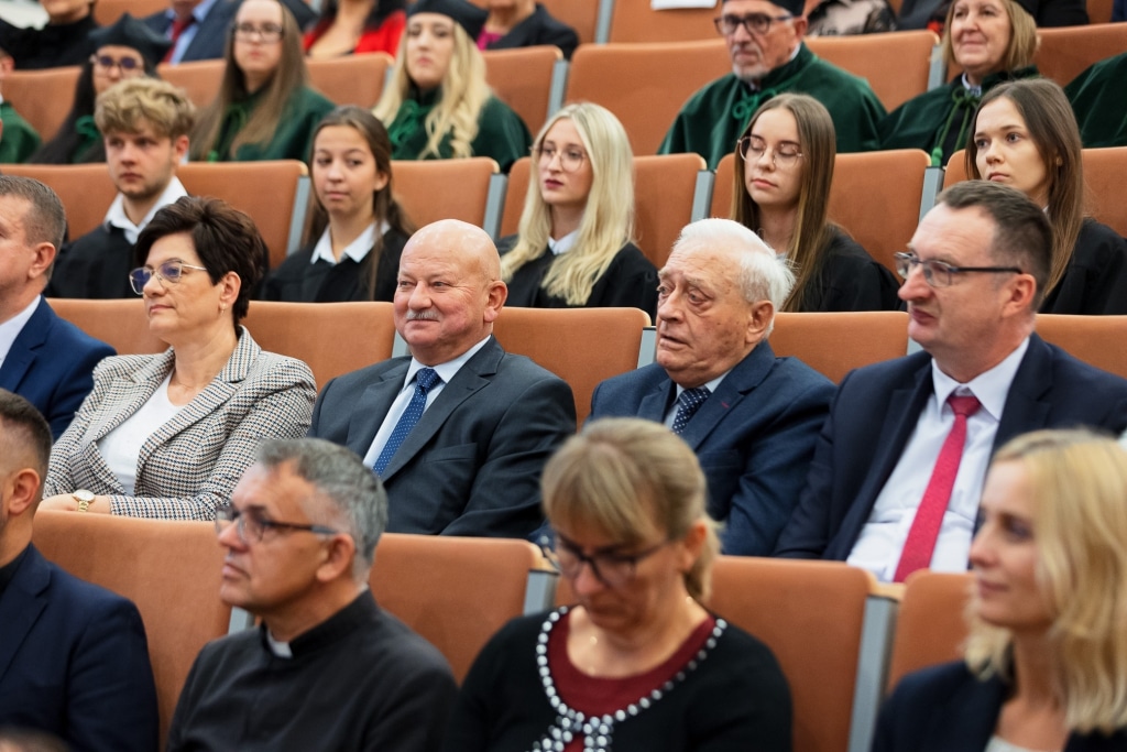Uroczysta inauguracja roku akademickiego z udziałem profesorów i studentów.