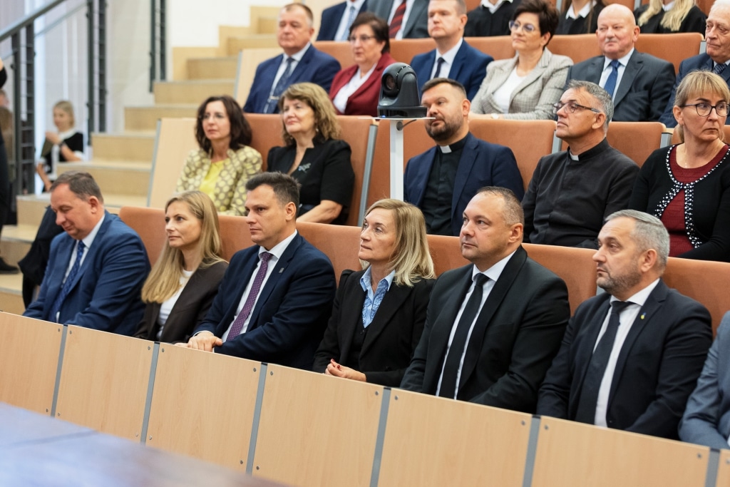Uroczysta inauguracja roku akademickiego: uczestnicy w audytorium.