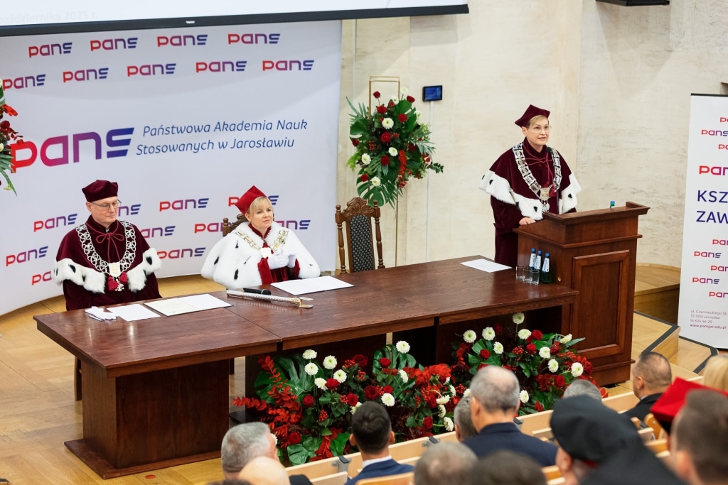 Inauguracja Roku Akademickiego PANS Jarosław: Rektor i profesorowie w togach.