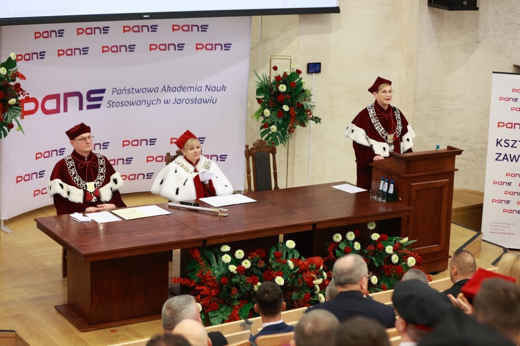 Inauguracja Roku Akademickiego PANS Jarosławiu: Rektor i Prorektorzy przy podium.