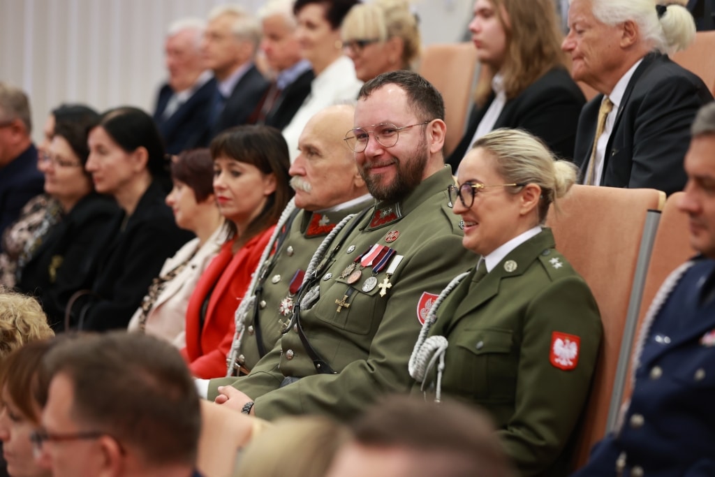 Uczestnicy inauguracji Roku Akademickiego w mundurach wojskowych