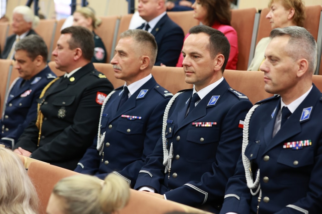 Uroczysta inauguracja roku akademickiego z udziałem oficerów w mundurach.