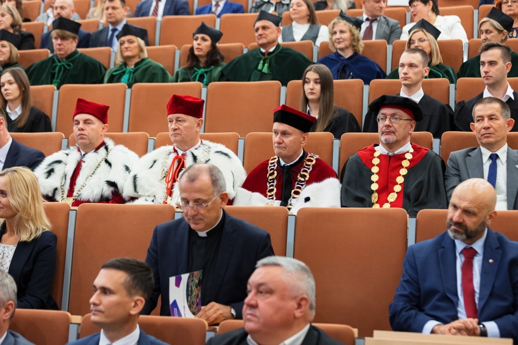 Uczestnicy inauguracji roku akademickiego w togach i biretach