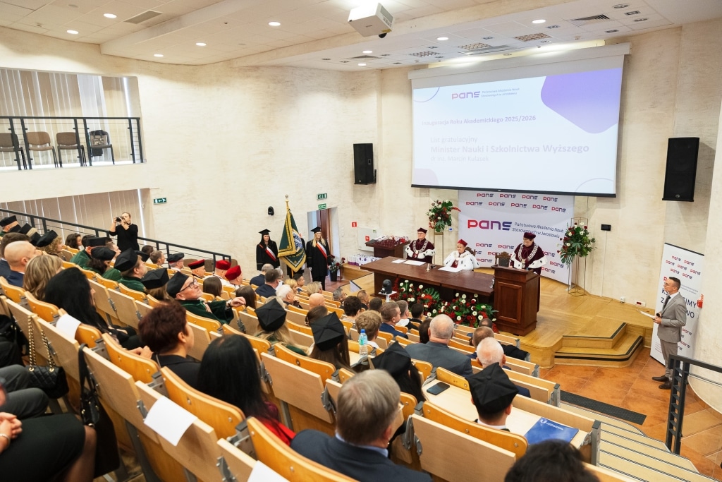 Inauguracja Roku Akademickiego: Rektor i goście na scenie