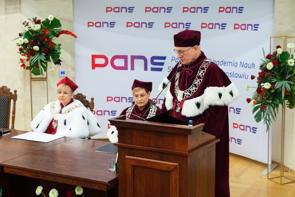 Inauguracja Roku Akademickiego PANS: Rektor przemawia do zgromadzonych.