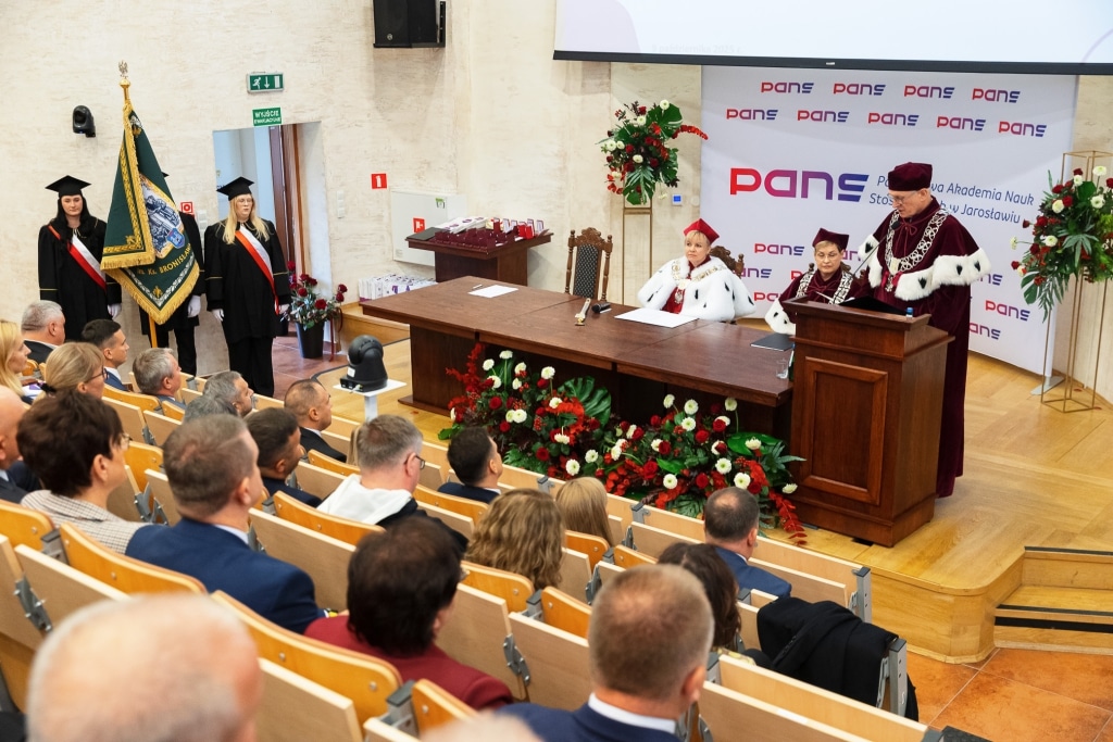 Inauguracja Roku Akademickiego PANS w Jarosławiu: wręczenie dyplomów.