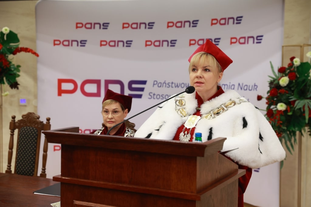 Inauguracja Roku Akademickiego: Rektor PANS w togach podczas uroczystości.