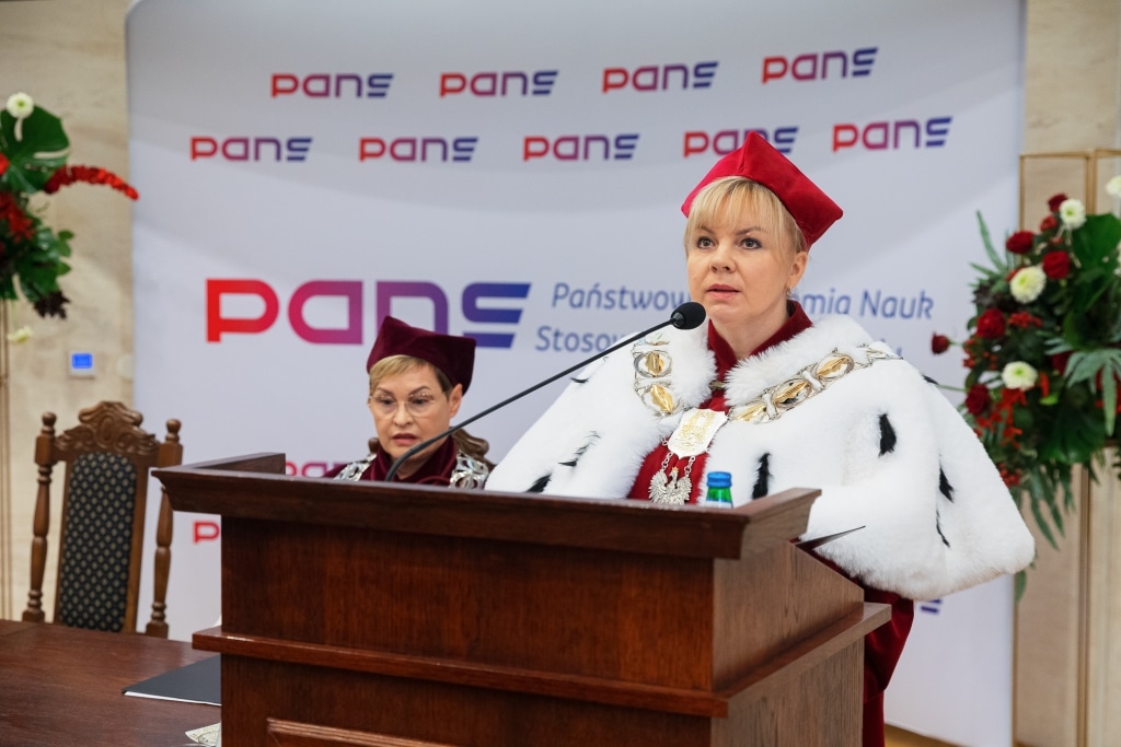 Uroczysta inauguracja roku akademickiego PANS z rektor i prorektorem w togach.