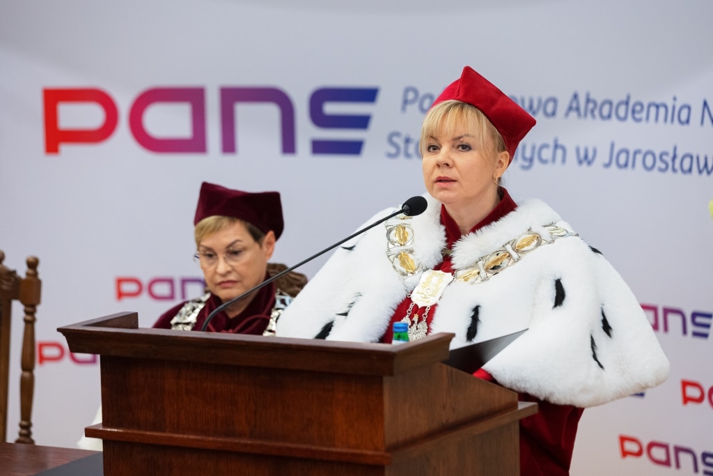 Uroczysta inauguracja roku akademickiego PANS w Jarosławiu z rektorem i dziekanem