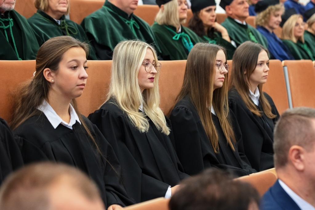 Uroczysta inauguracja roku akademickiego: studentki w togach