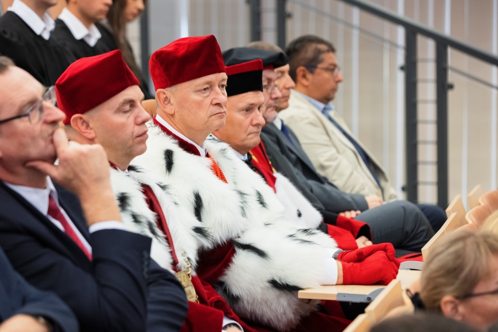 Uroczysta inauguracja roku akademickiego: profesorowie w togach.