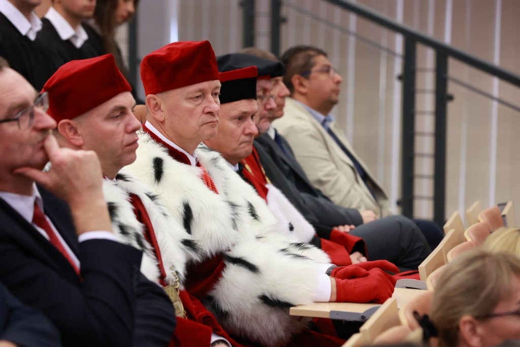 Uroczysta inauguracja roku akademickiego: profesorowie w togach