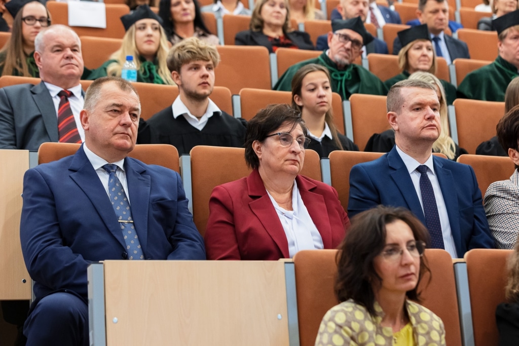 Uczestnicy Inauguracji Roku Akademickiego siedzą w audytorium