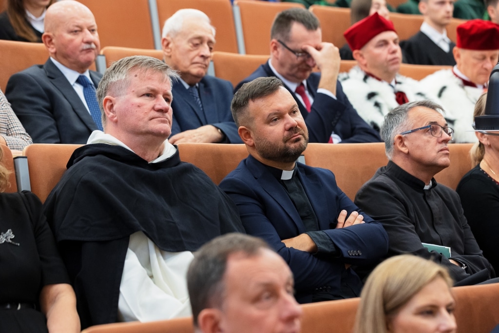 Uczestnicy inauguracji roku akademickiego w togach i biretach