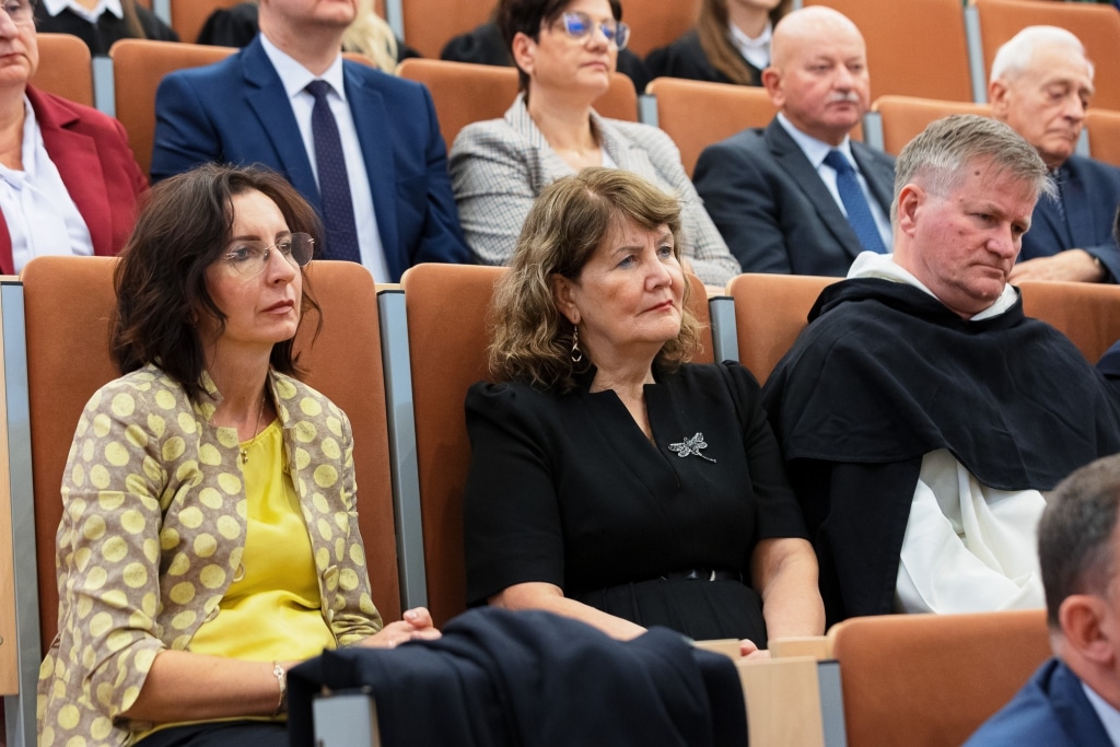 Uczestnicy inauguracji roku akademickiego siedzą w audytorium.