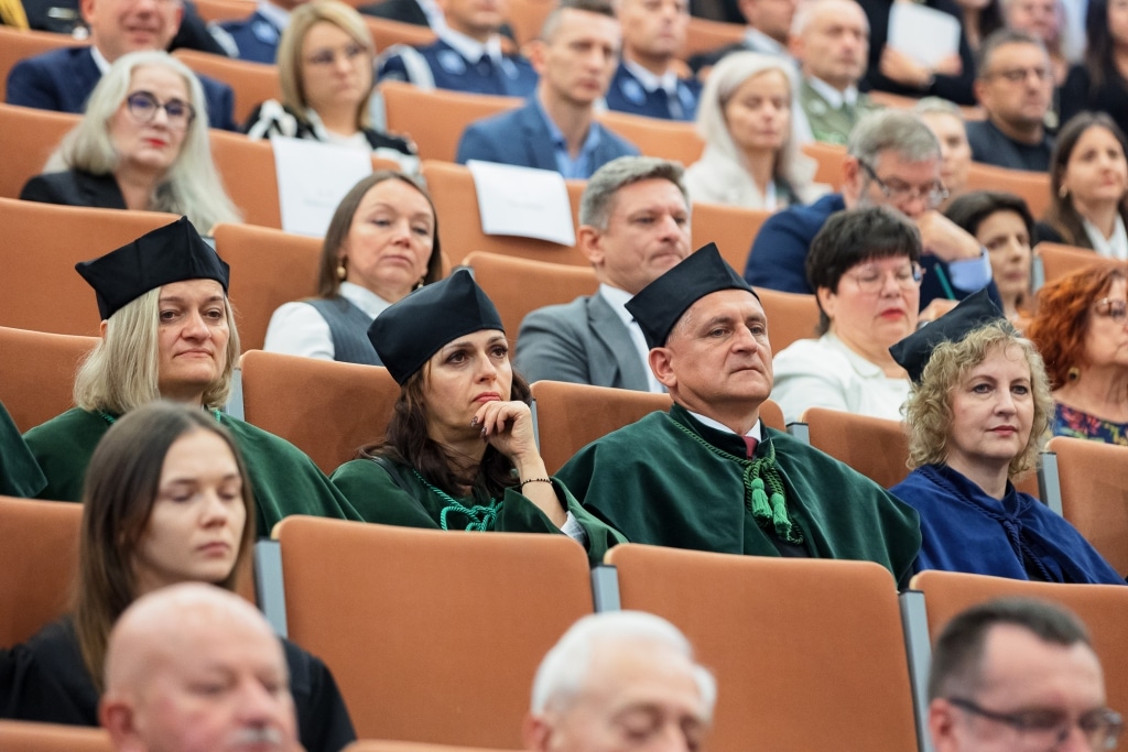 Uczestnicy inauguracji roku akademickiego w togach.