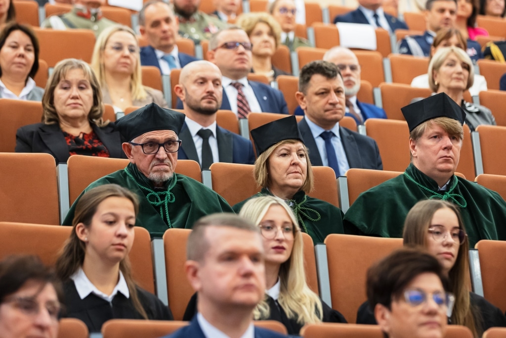 Uroczysta inauguracja roku akademickiego z udziałem profesorów i studentów