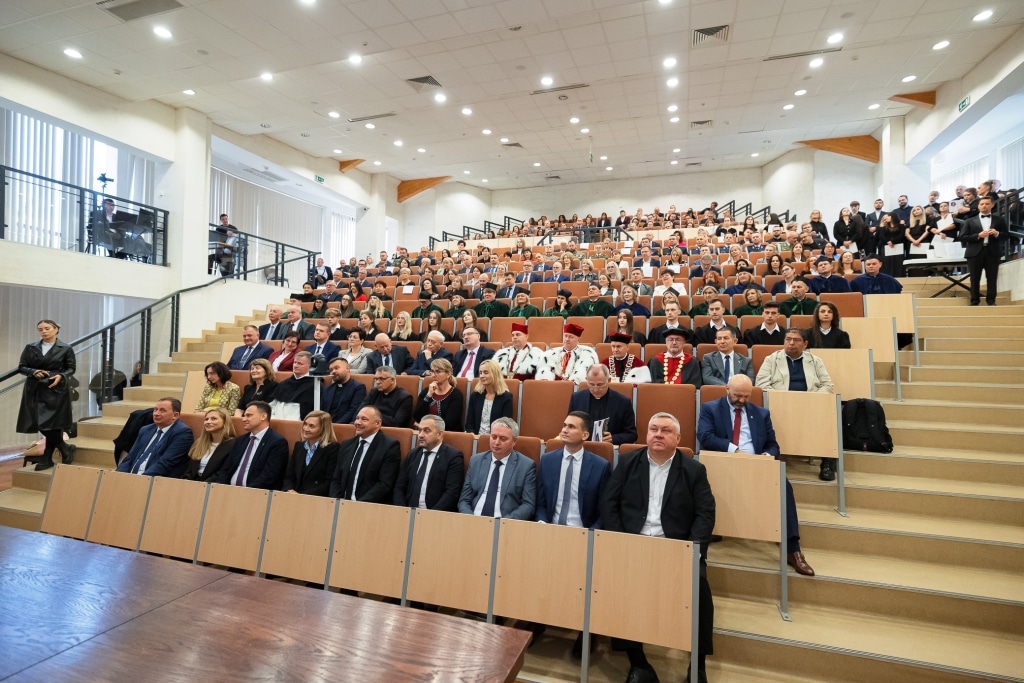 Uroczysta inauguracja roku akademickiego: aula pełna studentów i wykładowców.