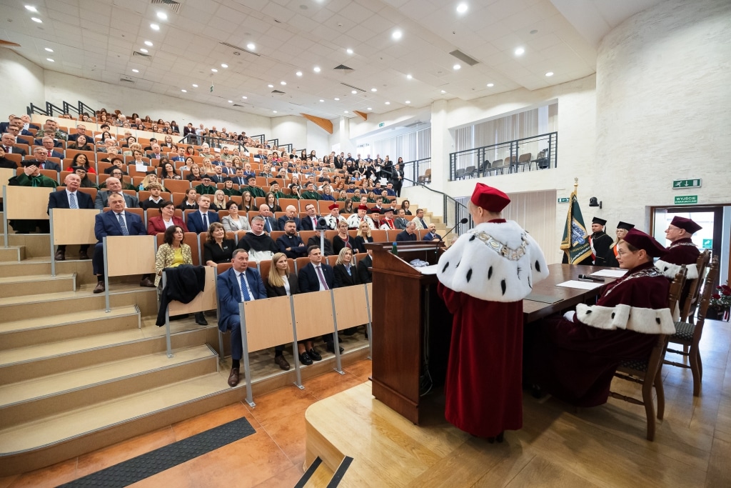 Inauguracja Roku Akademickiego: przemówienie rektora w auli uniwersyteckiej.