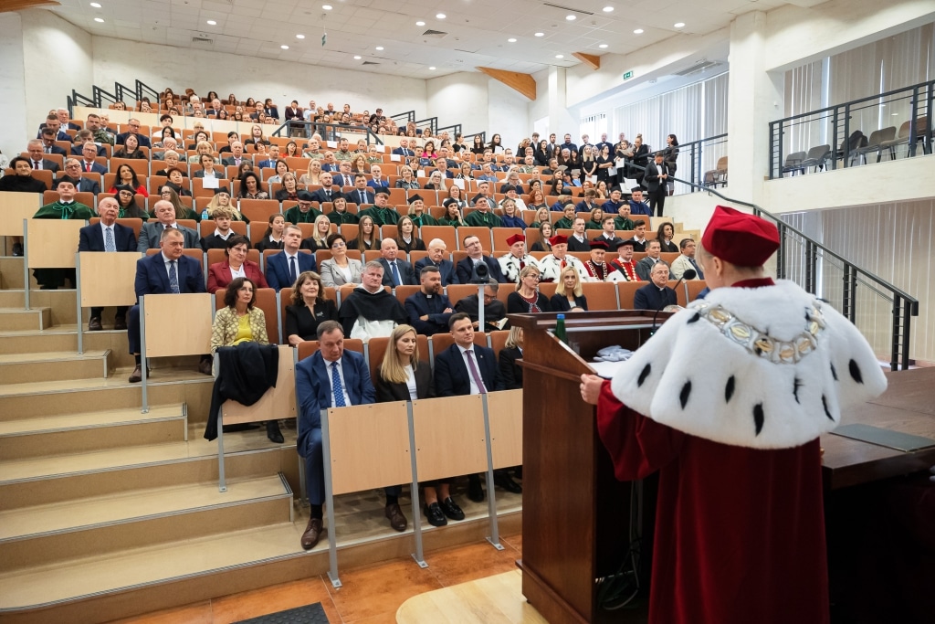 Uroczysta inauguracja roku akademickiego z udziałem profesorów i studentów w auli