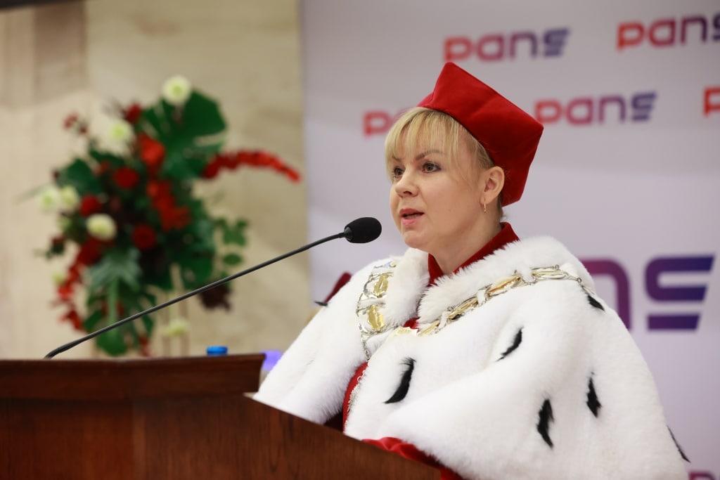 Profesor w todze akademickiej przemawia podczas Inauguracji Roku Akademickiego PANS