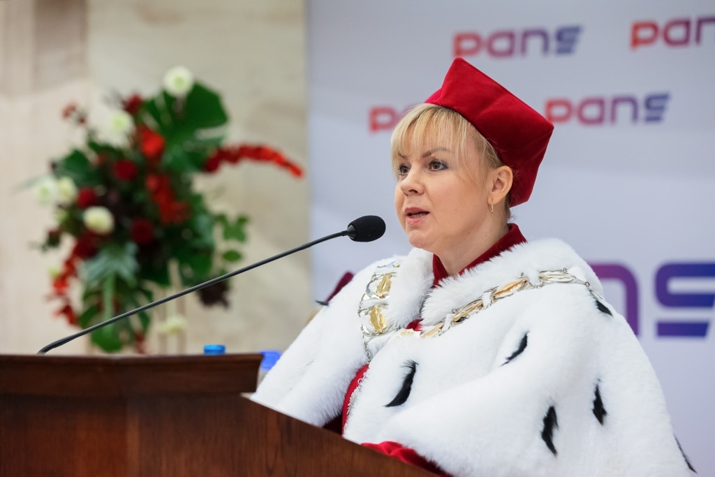 Profesor w todze akademickiej przemawia podczas inauguracji roku akademickiego PANS.