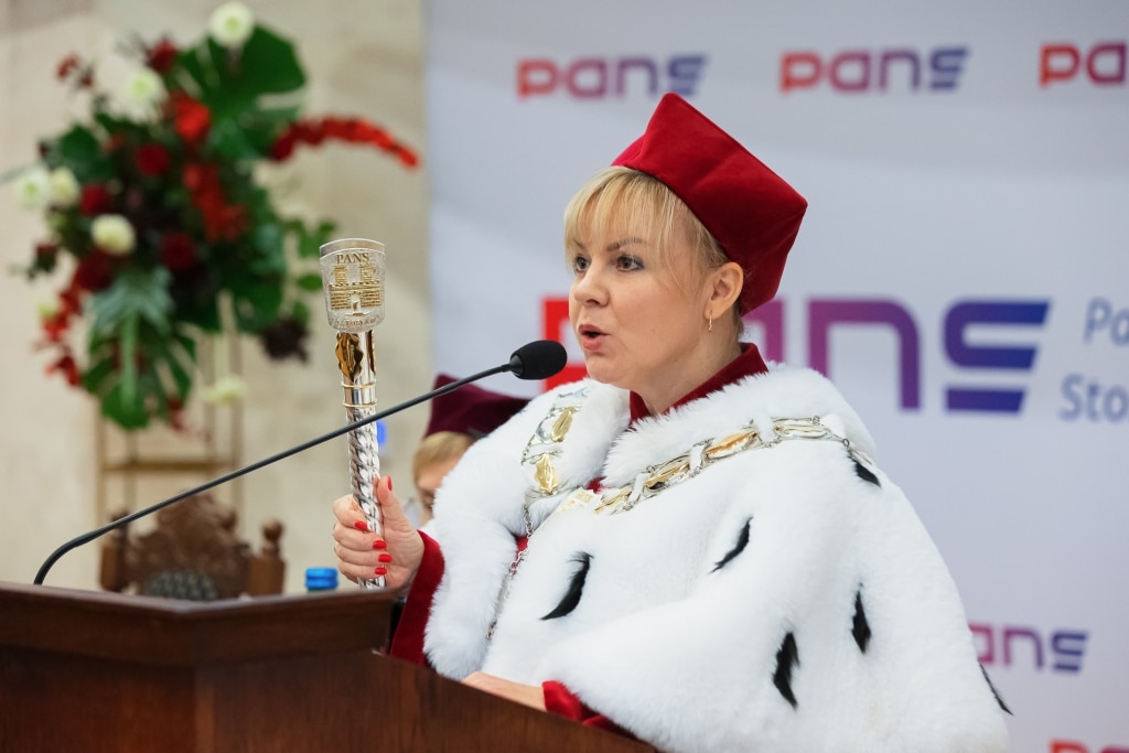 Profesor w todze i birecie z berłem podczas Inauguracji Roku Akademickiego PANS