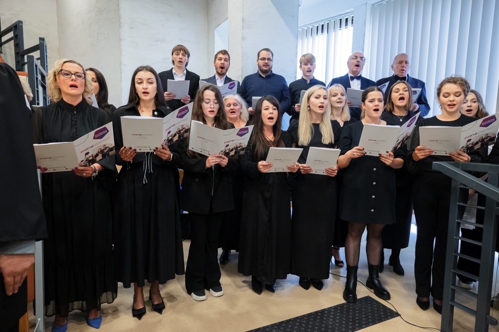 Chór wykonuje utwór podczas inauguracji roku akademickiego