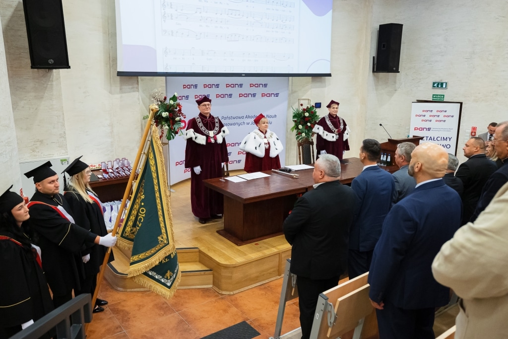 Uroczysta inauguracja roku akademickiego z udziałem profesorów w togach.