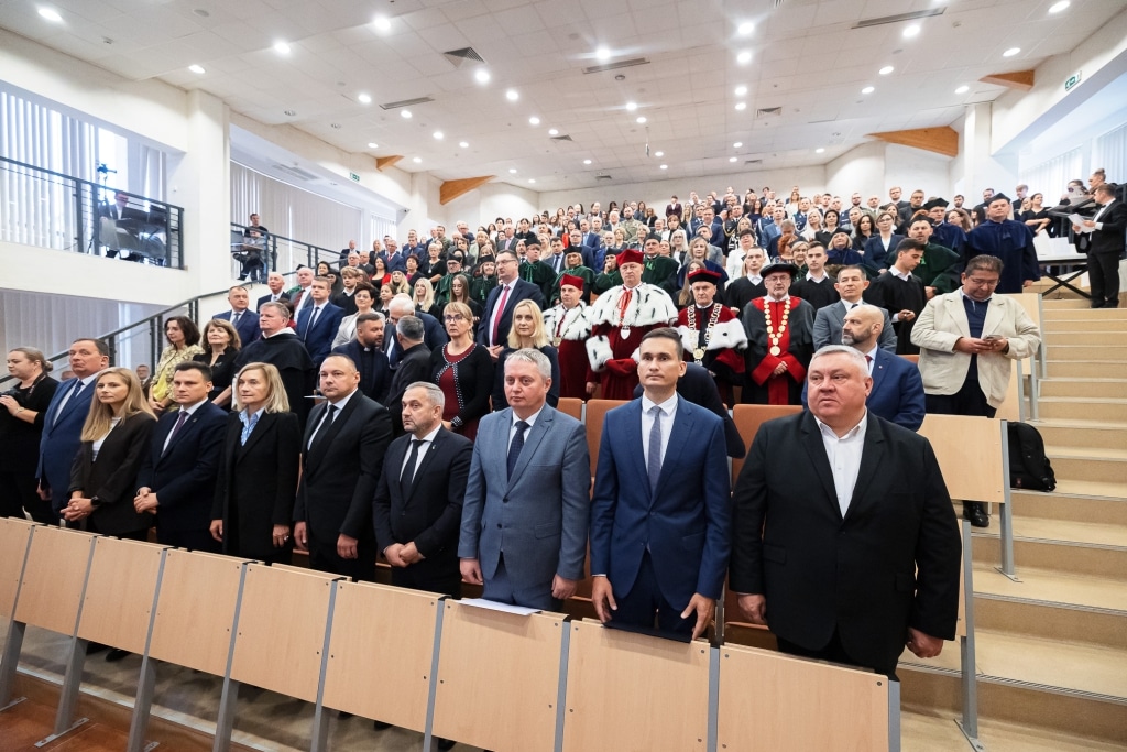 Uroczysta inauguracja roku akademickiego z udziałem profesorów i studentów
