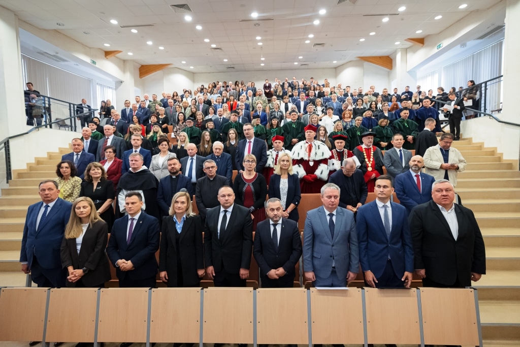 Inauguracja Roku Akademickiego: Uroczyste rozpoczęcie z udziałem władz uczelni i gości.