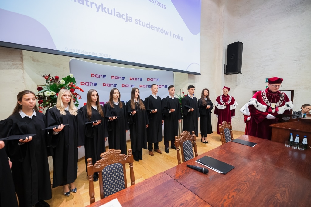 Inauguracja Roku Akademickiego: studenci w togach podczas uroczystości