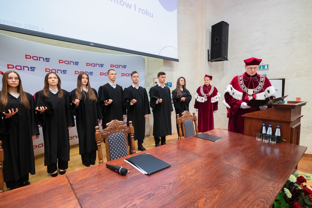 Inauguracja Roku Akademickiego PANS: osoby w togach w sali wykładowej