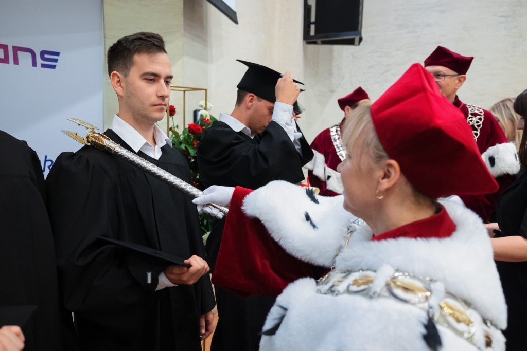 Uroczysta inauguracja roku akademickiego, studenci w togach i biretach