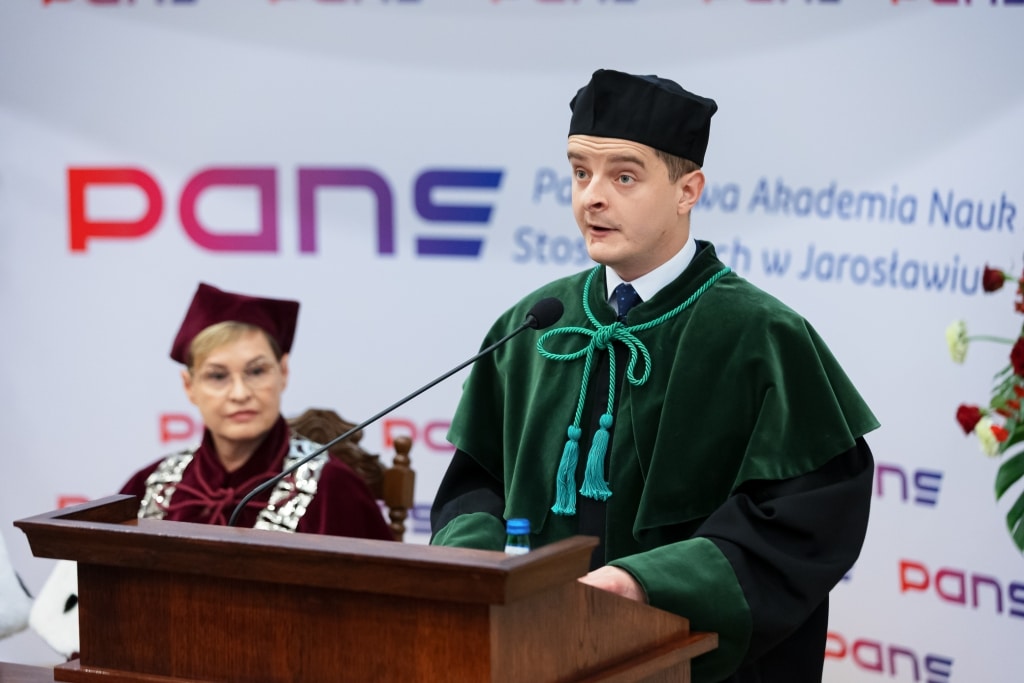 Uroczysta inauguracja roku akademickiego PANS w Jarosławiu z przemawiającym rektorem.