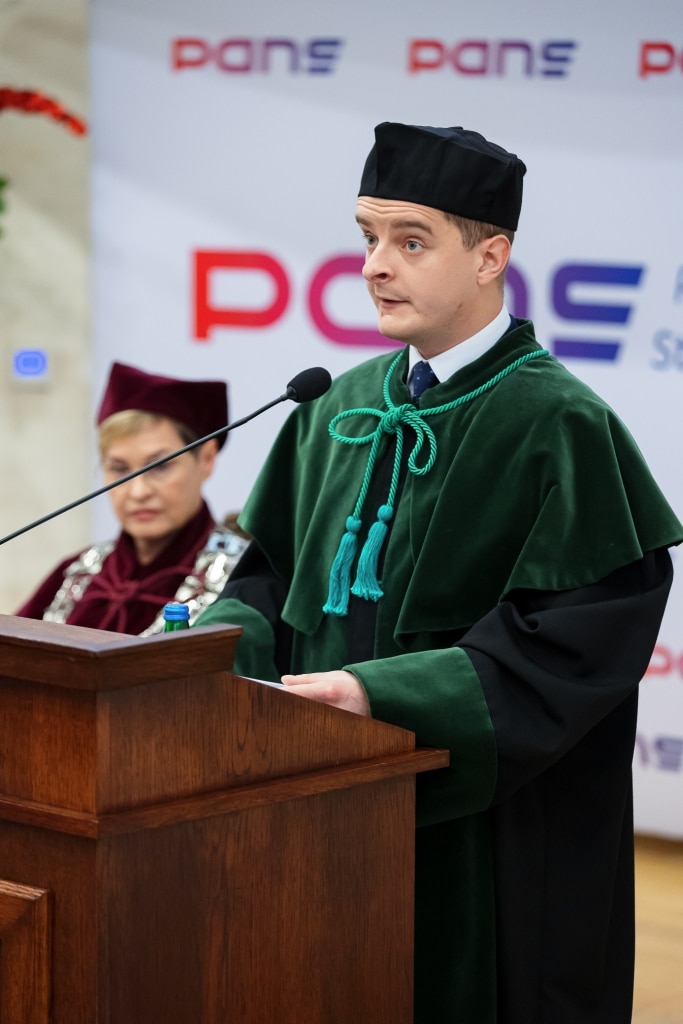 Profesor przemawia podczas Inauguracji Roku Akademickiego w zielonej todze.