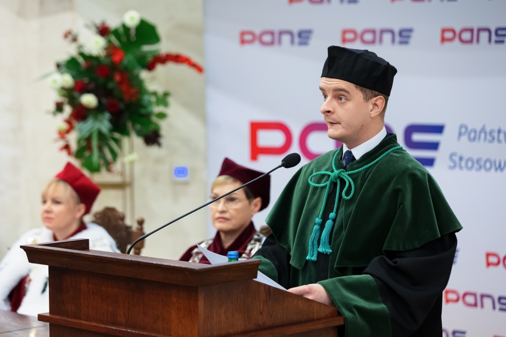 Profesor w todze przemawia podczas Inauguracji Roku Akademickiego