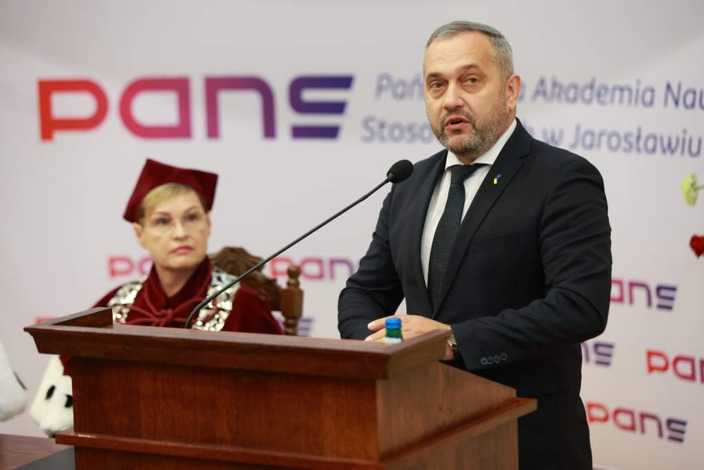 Mężczyzna przemawia na inauguracji roku akademickiego PANS w Jarosławiu