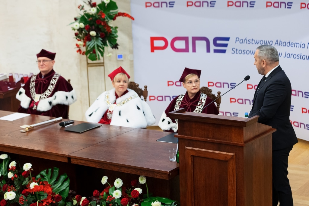 Inauguracja Roku Akademickiego: Rektor przemawia do zgromadzonych profesorów w togach.