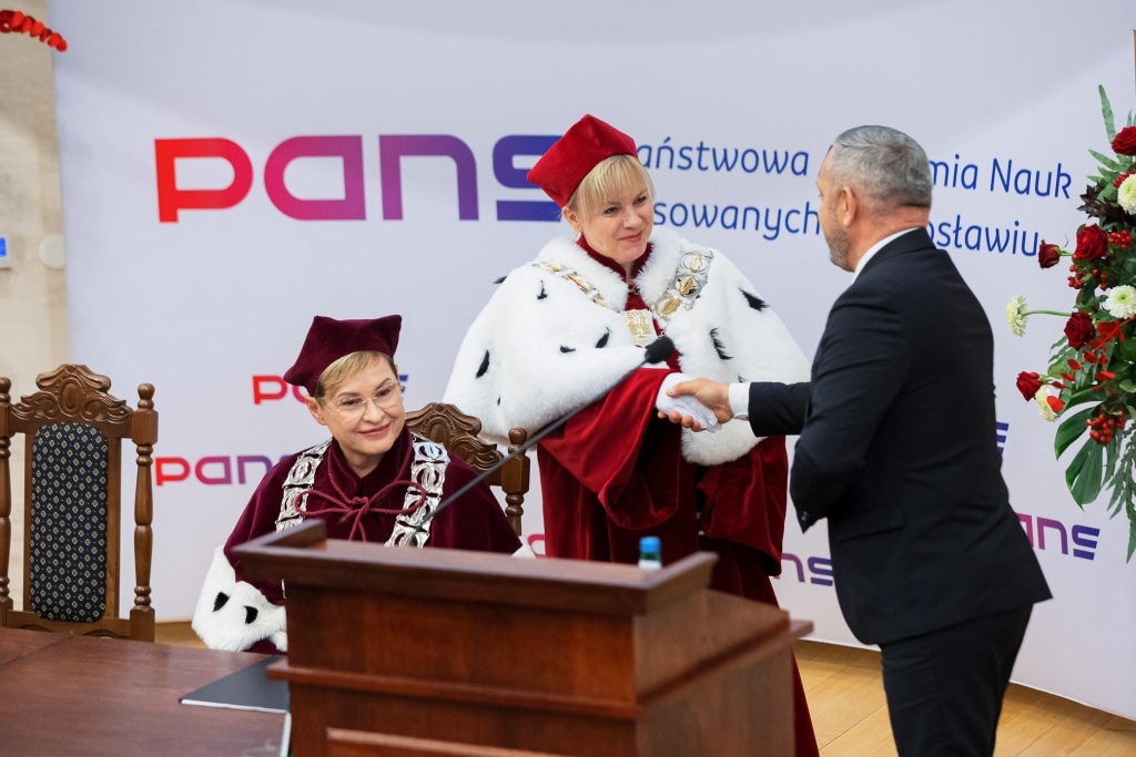 Inauguracja Roku Akademickiego: Rektor PANS w Słupsku wręcza dyplom.