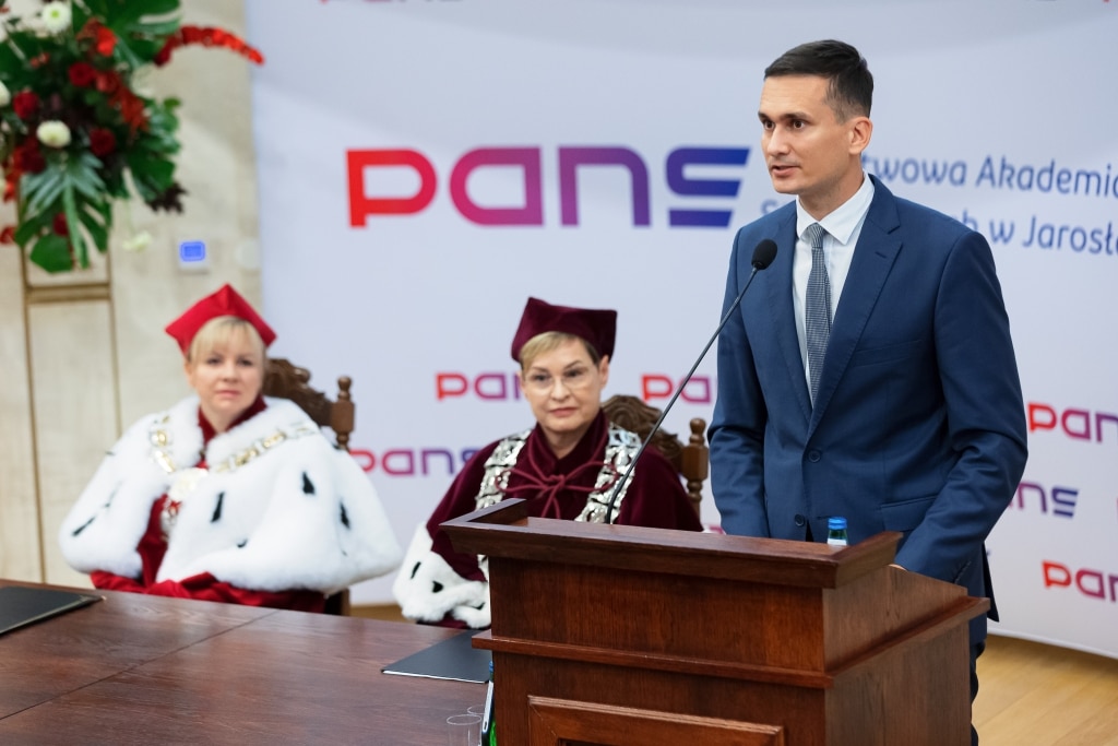 Mężczyzna w garniturze przemawia podczas inauguracji roku akademickiego PANS w Jarosławiu.