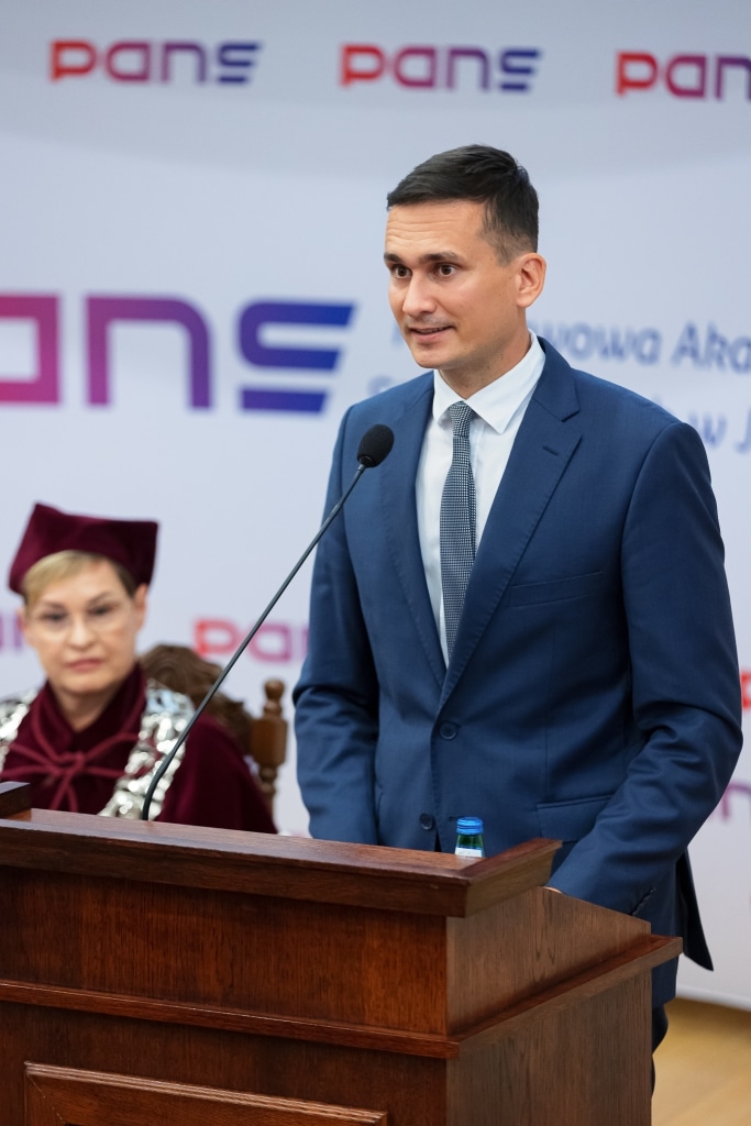Mężczyzna w garniturze przemawia na inauguracji roku akademickiego