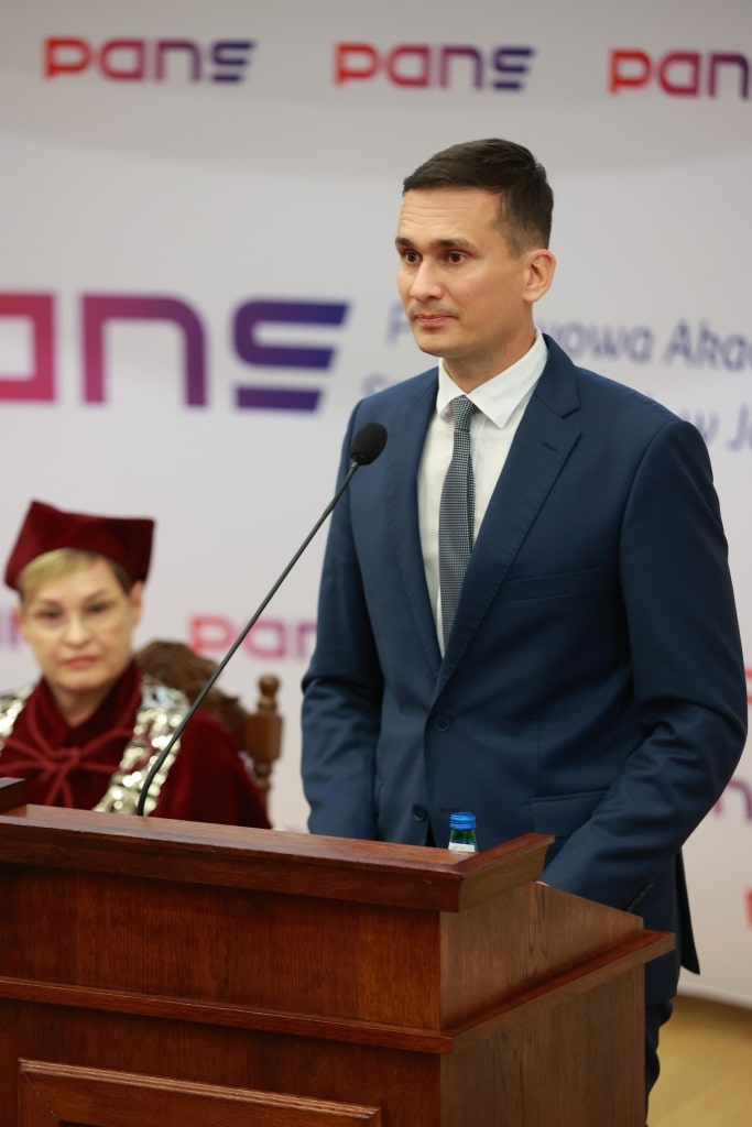 Mężczyzna w garniturze przemawia podczas Inauguracji Roku Akademickiego