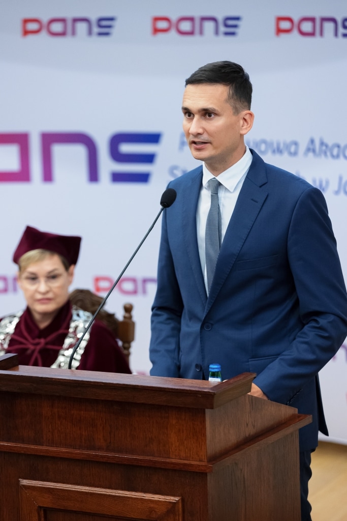 Mężczyzna przemawia podczas Inauguracji Roku Akademickiego