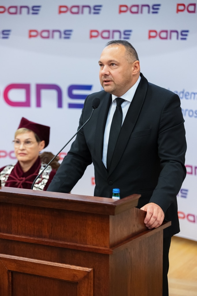Mężczyzna w garniturze przemawia na inauguracji roku akademickiego