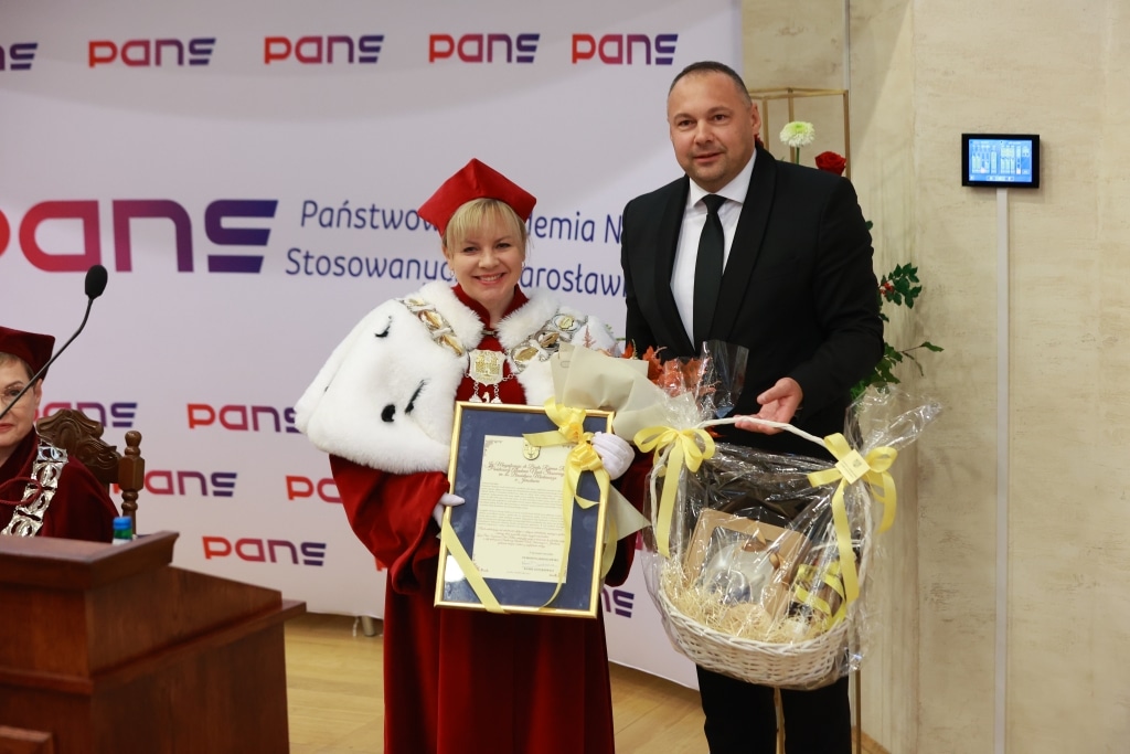 Inauguracja Roku Akademickiego PANS: wręczenie dyplomu i prezentu